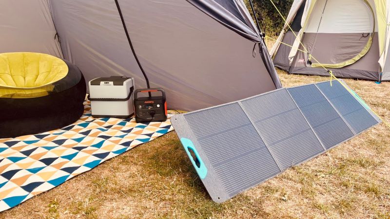 Jackery Explorer 1000 v2 Camping In a Tent And Charging With a Solar Panel